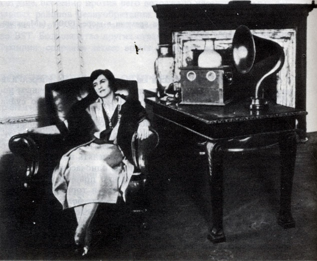 48. Прием телеграфных сигналов времени в английской квартире, 1923 г. Громкоговоритель с марконифоном V><sub>2</sub>.