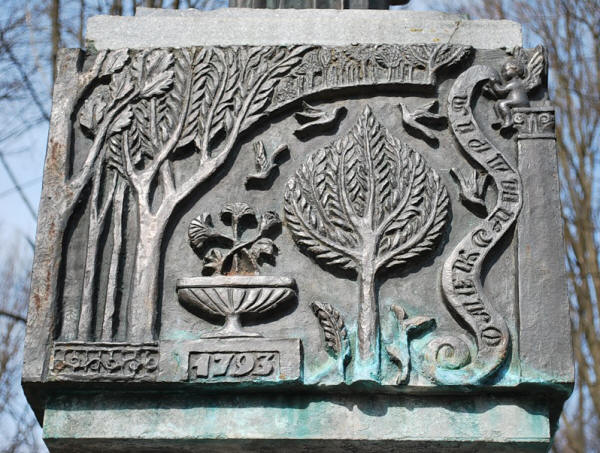 Фрагмент памятного знака в честь 200-летия парка