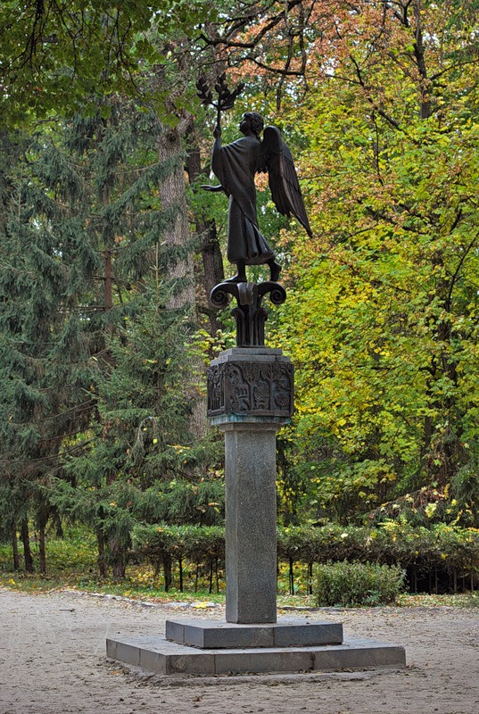 Памятный знак в честь 200-летия парка