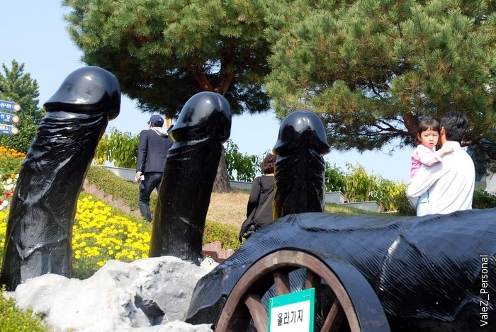 Да, с детьми там тоже гуляют, вот такие глаза у маленькой девочки